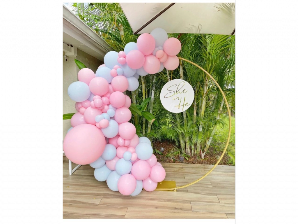 Украса от балони за разкриване пола на бебето