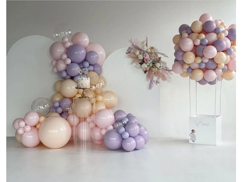 Украса от балони и сухи цветя